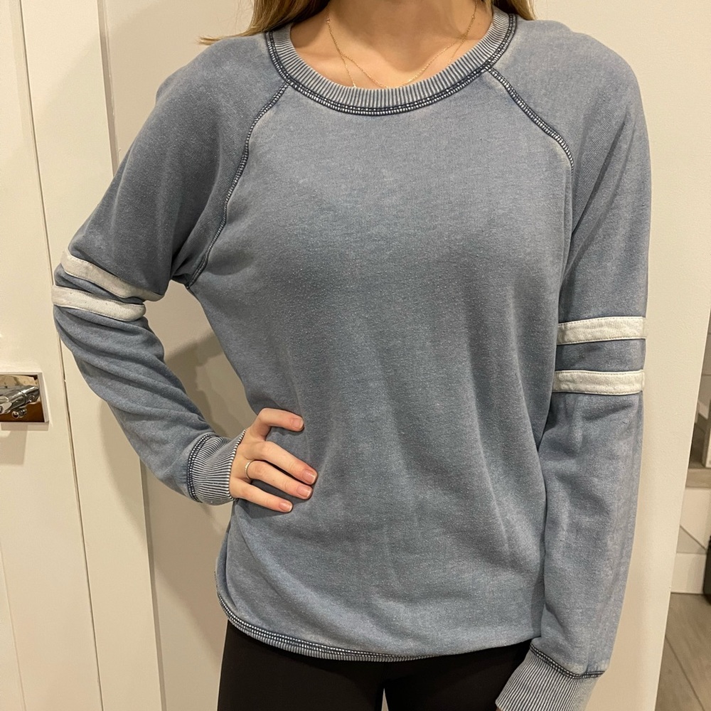 American Eagle blue crew neck sweatshirt